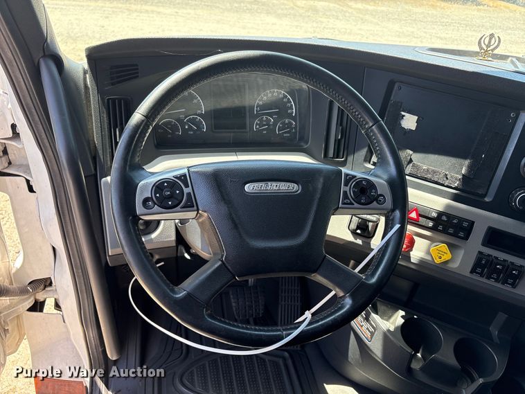image for item YA1864 2020 Freightliner Cascadia semi truck
