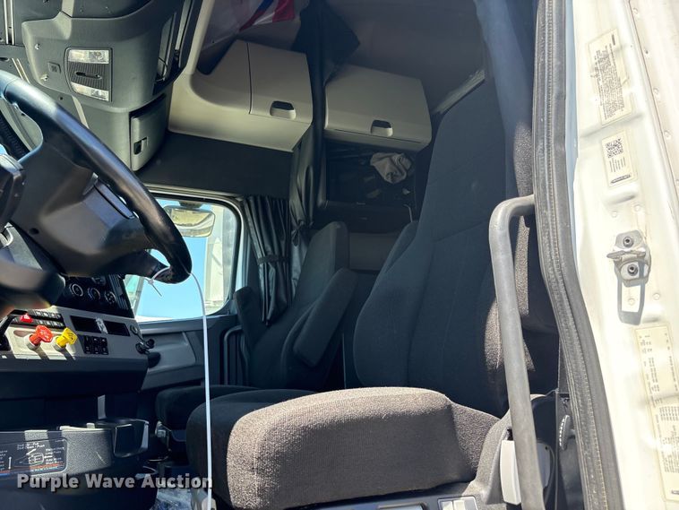 image for item YA1864 2020 Freightliner Cascadia semi truck