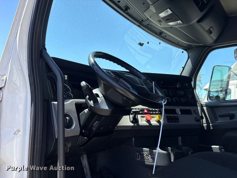 image for item YA1864 2020 Freightliner Cascadia semi truck