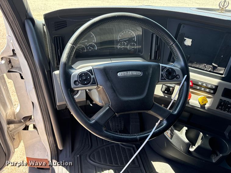 image for item YA1864 2020 Freightliner Cascadia semi truck