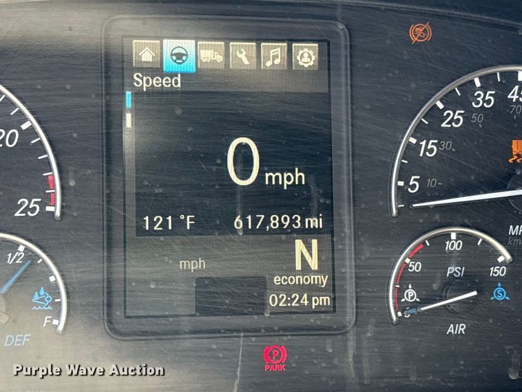 image for item YA1864 2020 Freightliner Cascadia semi truck