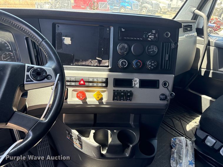 image for item YA1864 2020 Freightliner Cascadia semi truck