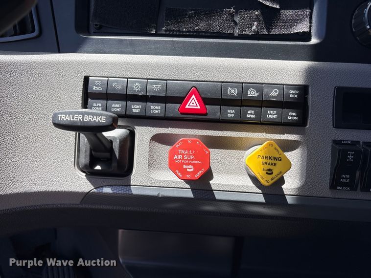 image for item YA1864 2020 Freightliner Cascadia semi truck