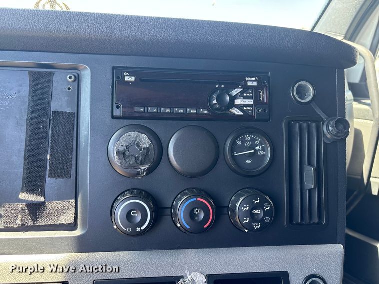 image for item YA1864 2020 Freightliner Cascadia semi truck