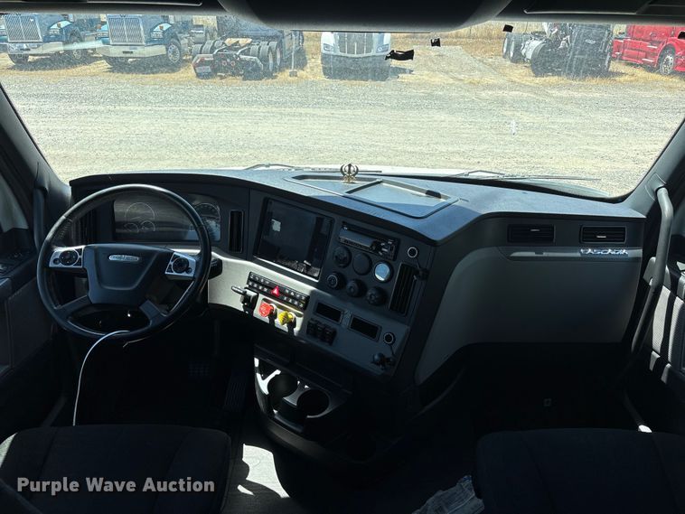 image for item YA1864 2020 Freightliner Cascadia semi truck