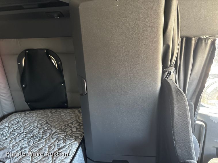 image for item YA1864 2020 Freightliner Cascadia semi truck