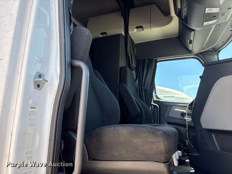 image for item YA1864 2020 Freightliner Cascadia semi truck