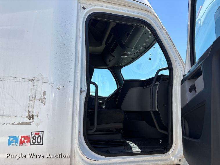 image for item YA1864 2020 Freightliner Cascadia semi truck