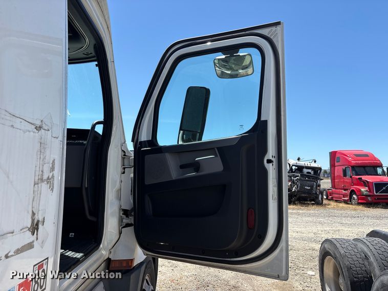 image for item YA1864 2020 Freightliner Cascadia semi truck