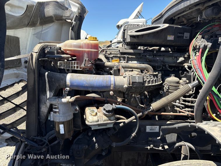 image for item YA1864 2020 Freightliner Cascadia semi truck