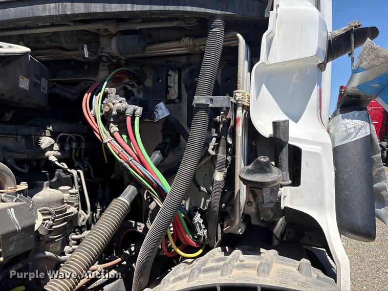 image for item YA1864 2020 Freightliner Cascadia semi truck