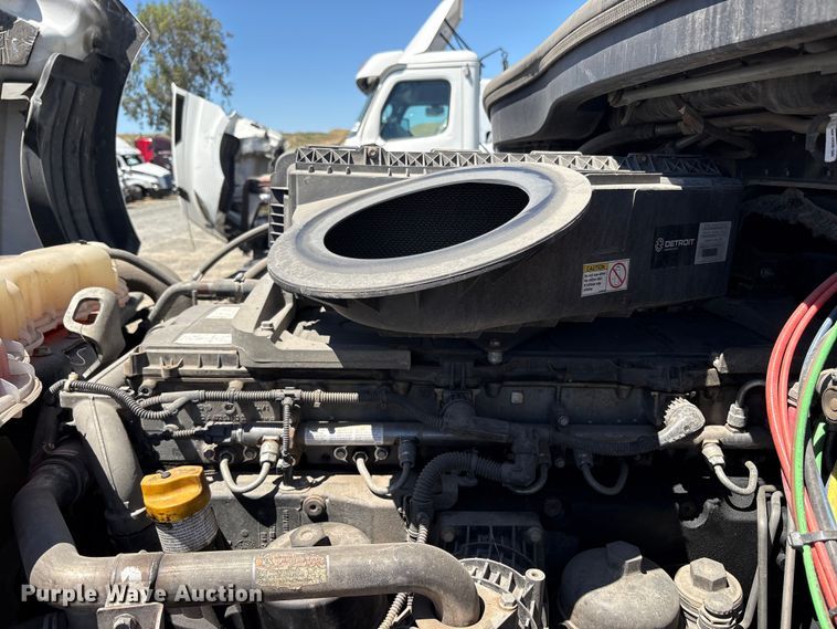 image for item YA1864 2020 Freightliner Cascadia semi truck