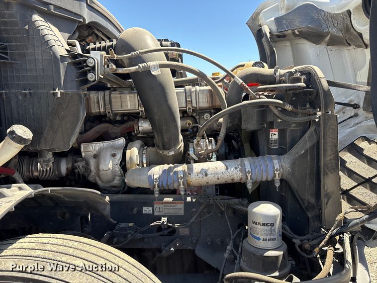 image for item YA1864 2020 Freightliner Cascadia semi truck