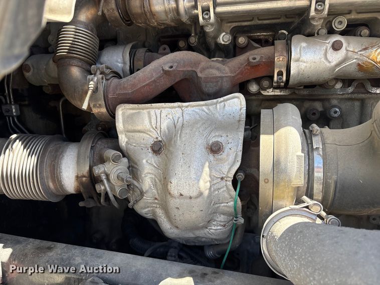 image for item YA1864 2020 Freightliner Cascadia semi truck