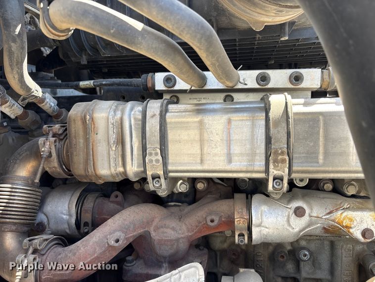 image for item YA1864 2020 Freightliner Cascadia semi truck