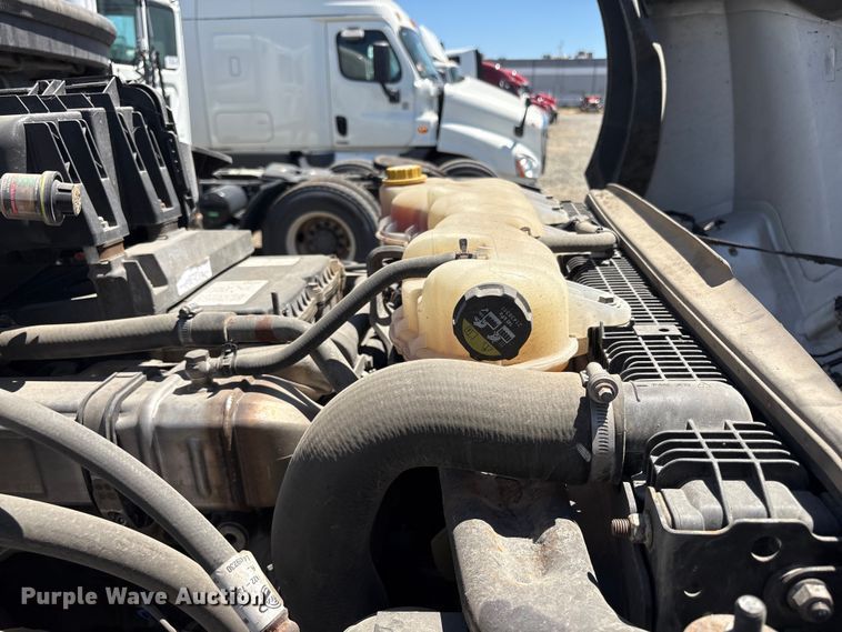 image for item YA1864 2020 Freightliner Cascadia semi truck