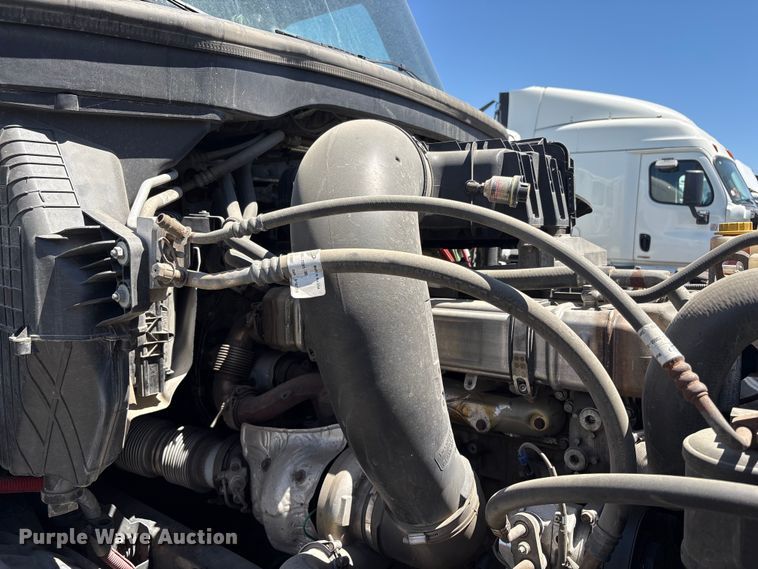 image for item YA1864 2020 Freightliner Cascadia semi truck