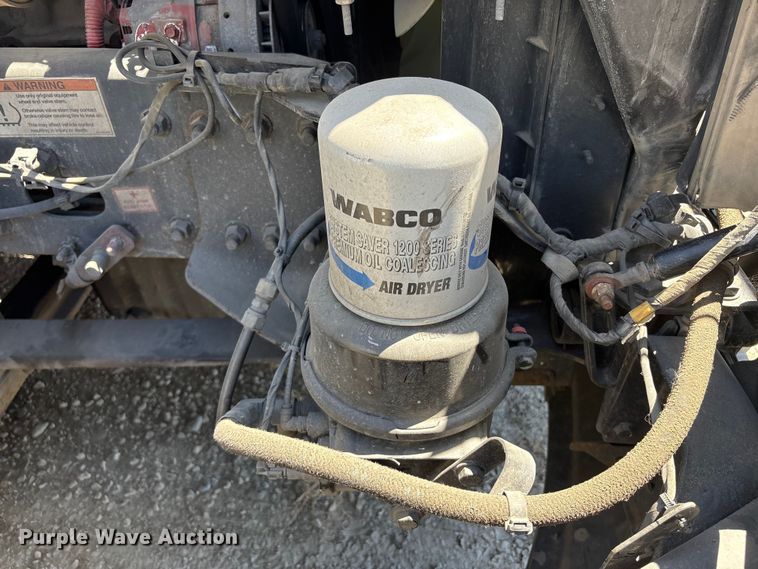 image for item YA1864 2020 Freightliner Cascadia semi truck