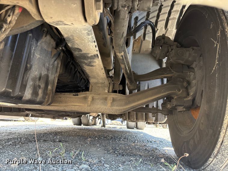 image for item YA1864 2020 Freightliner Cascadia semi truck