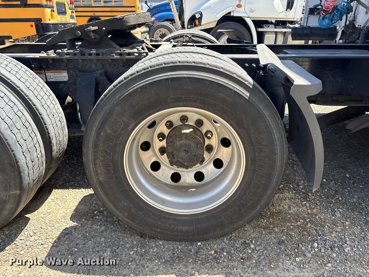 image for item YA1864 2020 Freightliner Cascadia semi truck