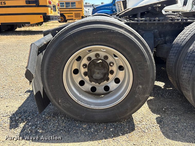 image for item YA1864 2020 Freightliner Cascadia semi truck