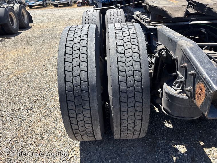 image for item YA1864 2020 Freightliner Cascadia semi truck