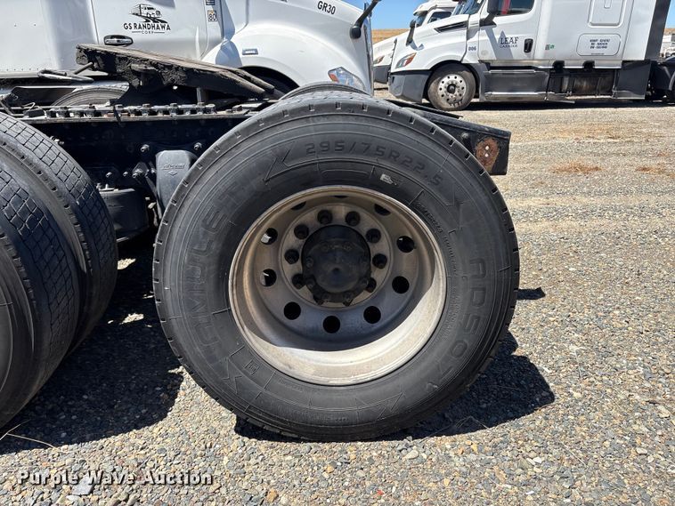 image for item YA1864 2020 Freightliner Cascadia semi truck