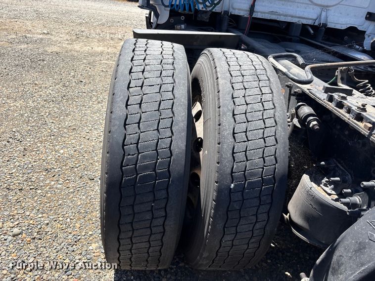 image for item YA1864 2020 Freightliner Cascadia semi truck