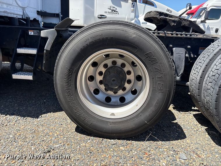 image for item YA1864 2020 Freightliner Cascadia semi truck