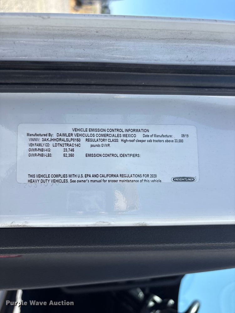 image for item YA1864 2020 Freightliner Cascadia semi truck