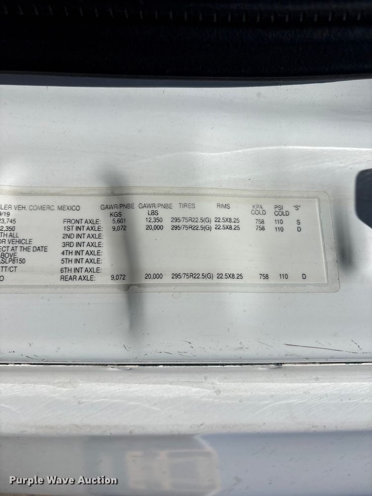 image for item YA1864 2020 Freightliner Cascadia semi truck
