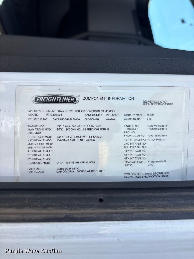 image for item YA1864 2020 Freightliner Cascadia semi truck