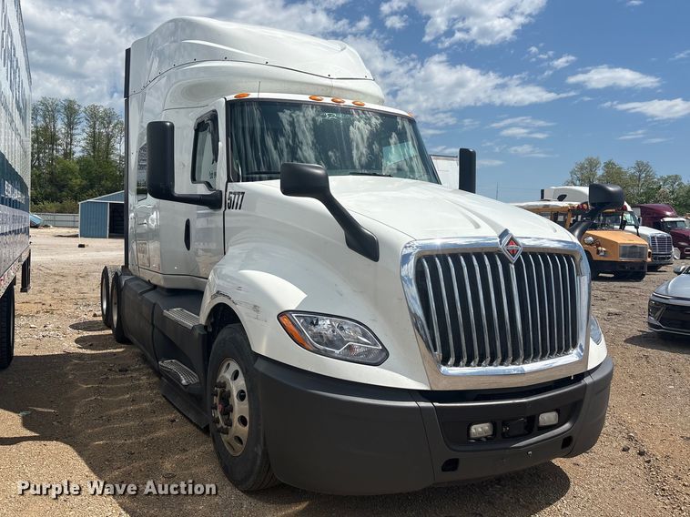 image for item YA2430 2019 International LT625 semi truck