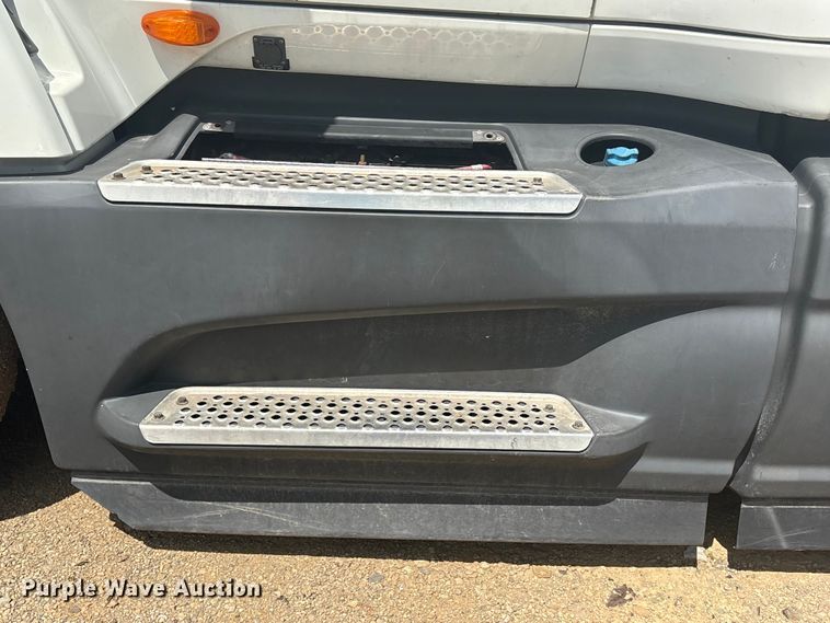 image for item YA2430 2019 International LT625 semi truck
