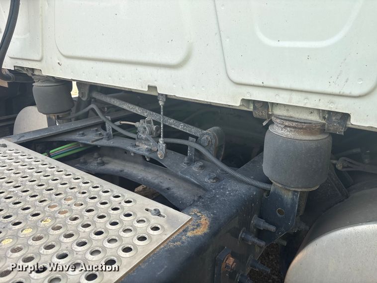 image for item YA2430 2019 International LT625 semi truck