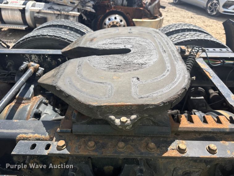 image for item YA2430 2019 International LT625 semi truck