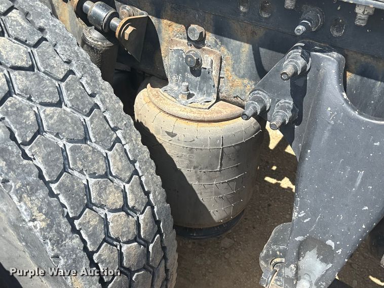 image for item YA2430 2019 International LT625 semi truck