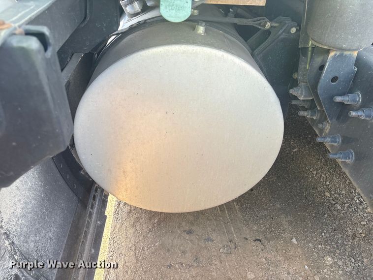 image for item YA2430 2019 International LT625 semi truck