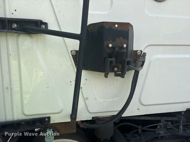 image for item YA2430 2019 International LT625 semi truck