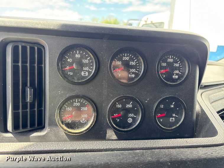 image for item YA2430 2019 International LT625 semi truck