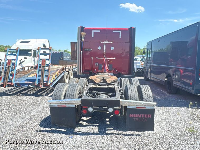 image for item YA2540 2018 Peterbilt 579 semi truck