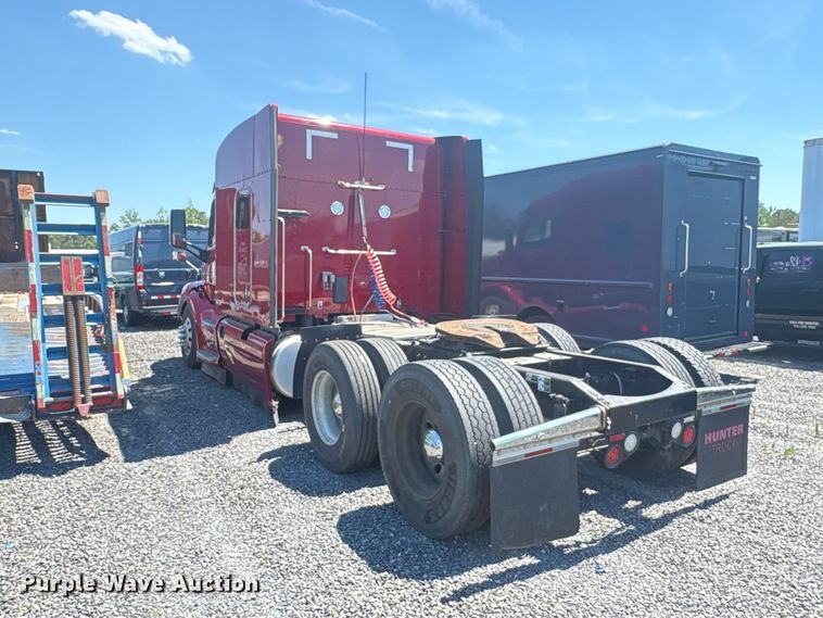 image for item YA2540 2018 Peterbilt 579 semi truck