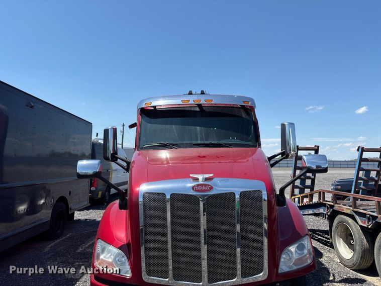 image for item YA2540 2018 Peterbilt 579 semi truck