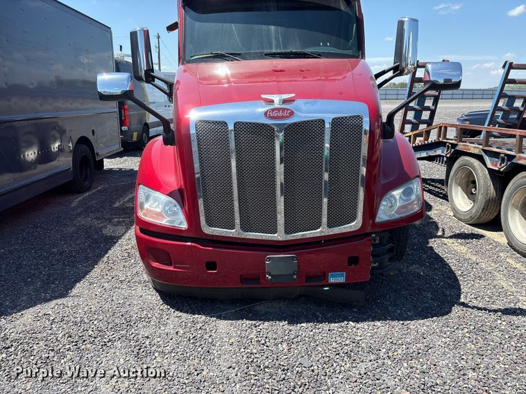 image for item YA2540 2018 Peterbilt 579 semi truck