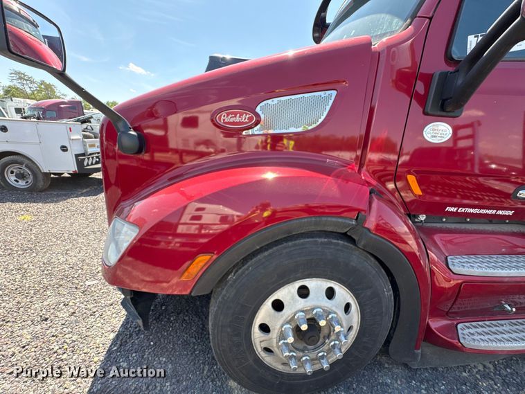 image for item YA2540 2018 Peterbilt 579 semi truck