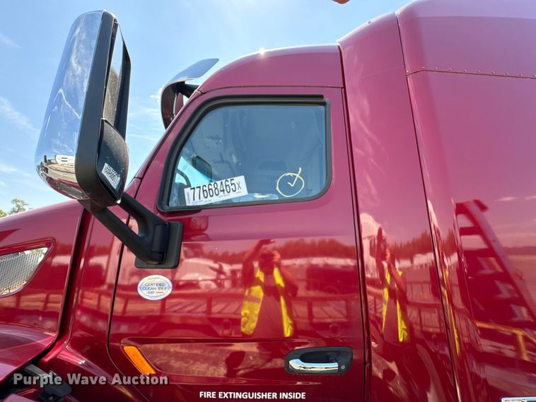 image for item YA2540 2018 Peterbilt 579 semi truck