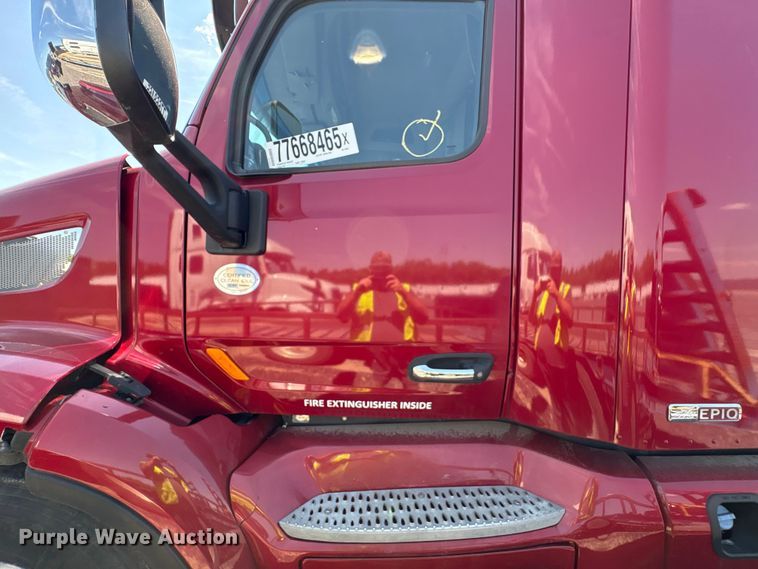 image for item YA2540 2018 Peterbilt 579 semi truck