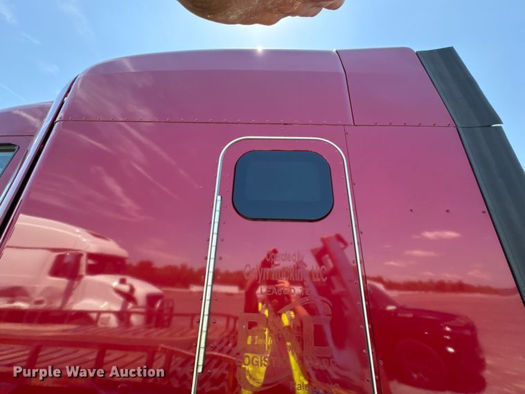 image for item YA2540 2018 Peterbilt 579 semi truck