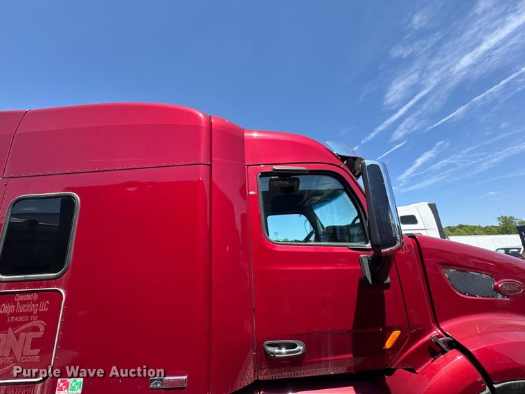 image for item YA2540 2018 Peterbilt 579 semi truck