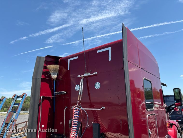 image for item YA2540 2018 Peterbilt 579 semi truck
